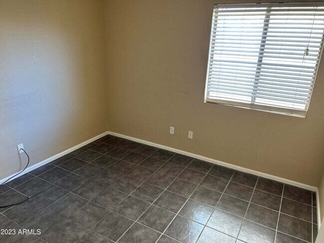 Building Photo - "Charming 3-Bed Oasis with 2 Baths in Maricopa – Cozy 1,276 Sq Ft Haven!"