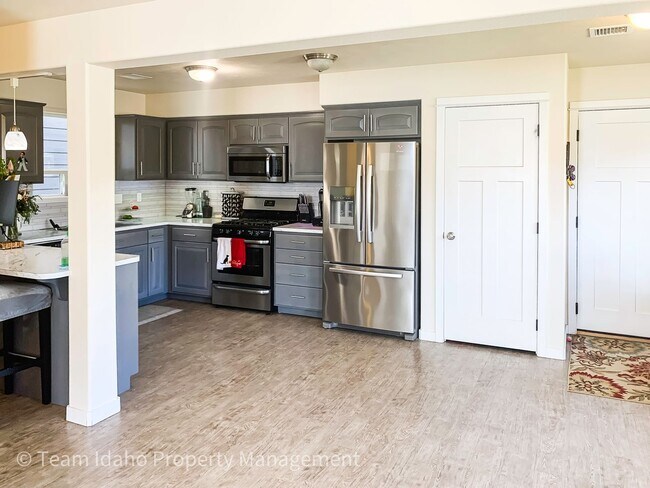 Building Photo - Single Family Home with Attached Garage