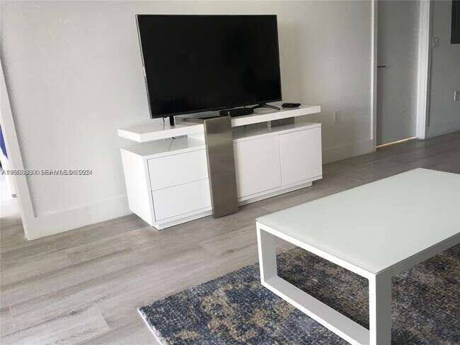 Building Photo - 121 NE 34th St