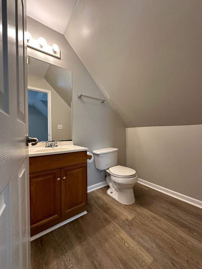 Building Photo - Large 4 bedroom home near Campus- Pre Lease for August 1st 2026