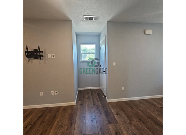 Building Photo - Gorgeous 1 Bedroom, 1 Bathroom Home Availa...