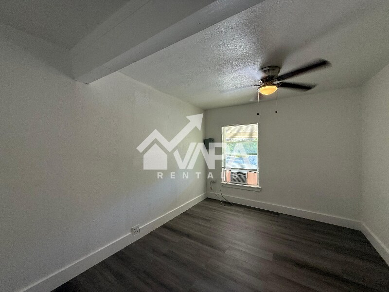 Building Photo - 135 E Burcham Ave