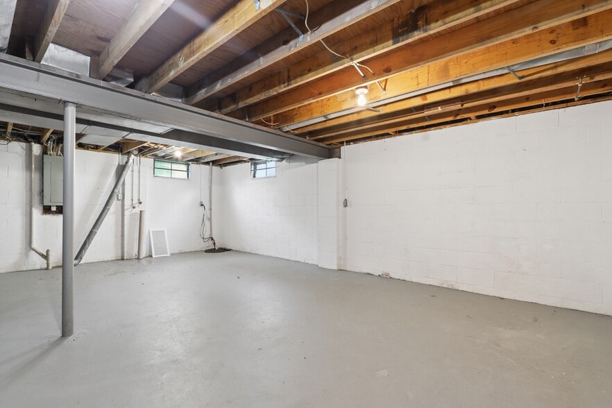 Building Photo - 953 S Spring Rd