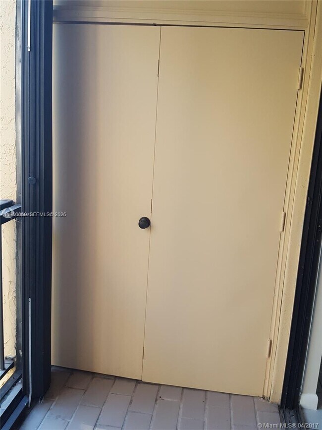 Building Photo - 14601 N Kendall Dr