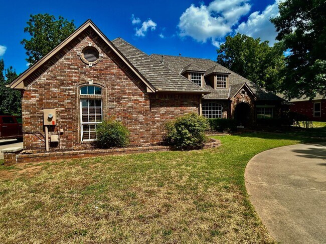 Building Photo - Oak Tree with a pool!!