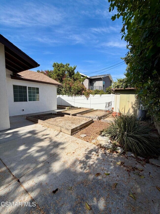 Building Photo - Welcome this single story, beautifully maintained and thoughtfully updated home South Of The Boul...