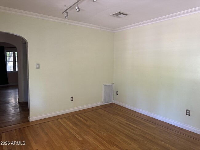 Building Photo - 1526 W Wilshire Dr