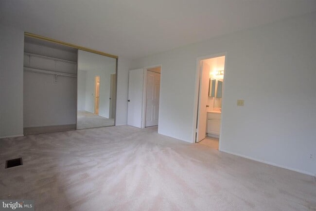 Building Photo - 2507 Glengyle Dr