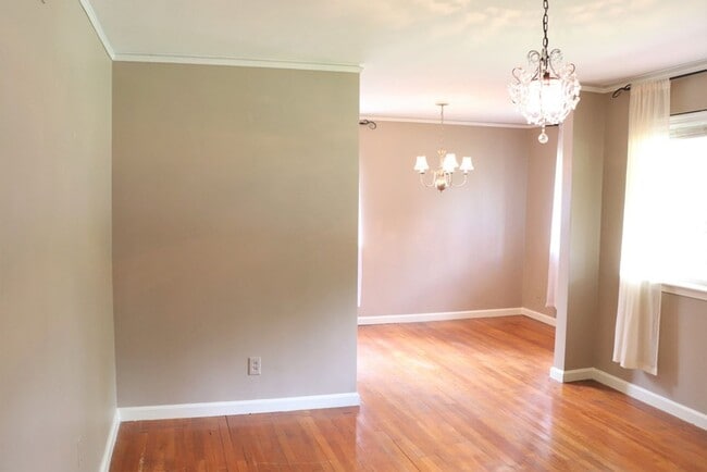 Building Photo - Irresistible 3-bedroom will leave you deli...
