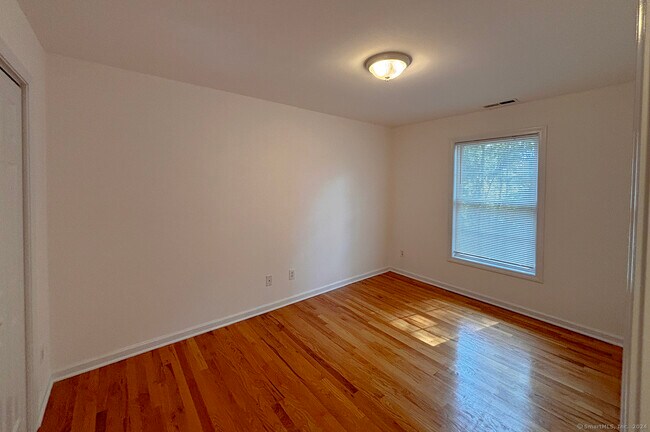 Building Photo - 967 Tunxis Hill Rd