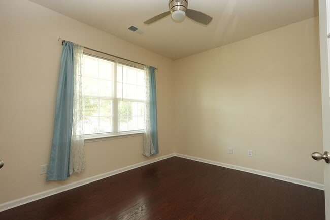 Building Photo - Modern Comfort Meets Space – 4BR/3.5BA Hom...