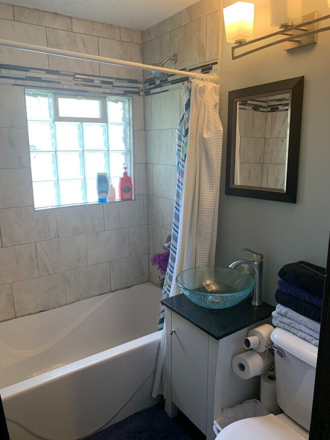 Building Photo - Newly remodeled Home of Robert St! 2 Beds/...