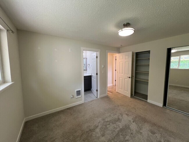 Building Photo - Recently Renovated Spacious Rambler with M...