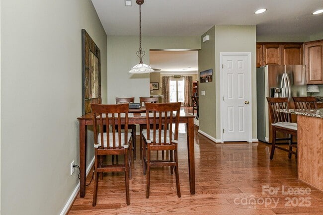 Building Photo - 9625 Sunset Grove Dr