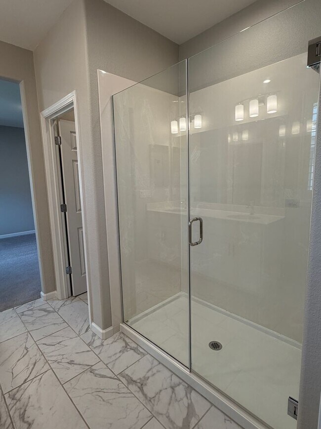 Building Photo - Welcome to 700 Apricot! Located in the heart of Vacaville.