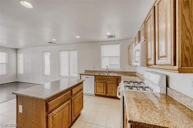 Building Photo - 2562 Begonia Valley Ave