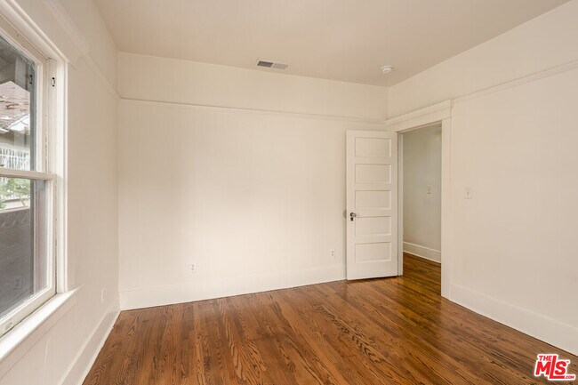 Building Photo - 2332 W 31st St