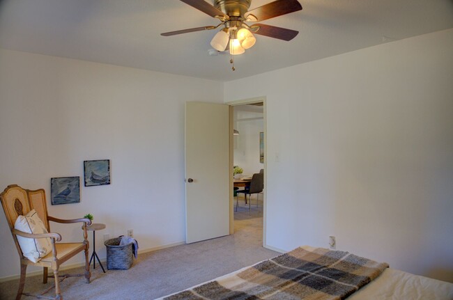 Building Photo - Clean Corner Unit In Shadow Mountain!