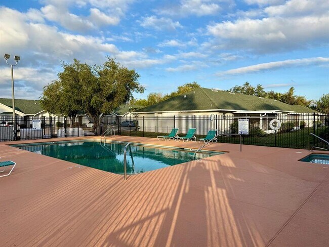 Building Photo - 1128 Jade E Ln