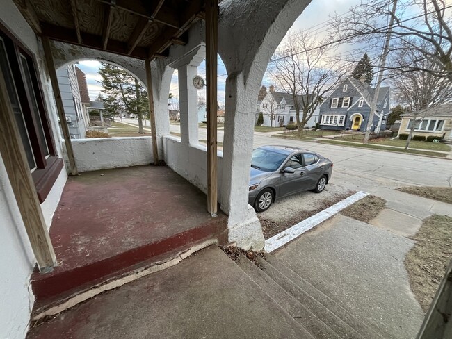 Building Photo - 1705 28th St