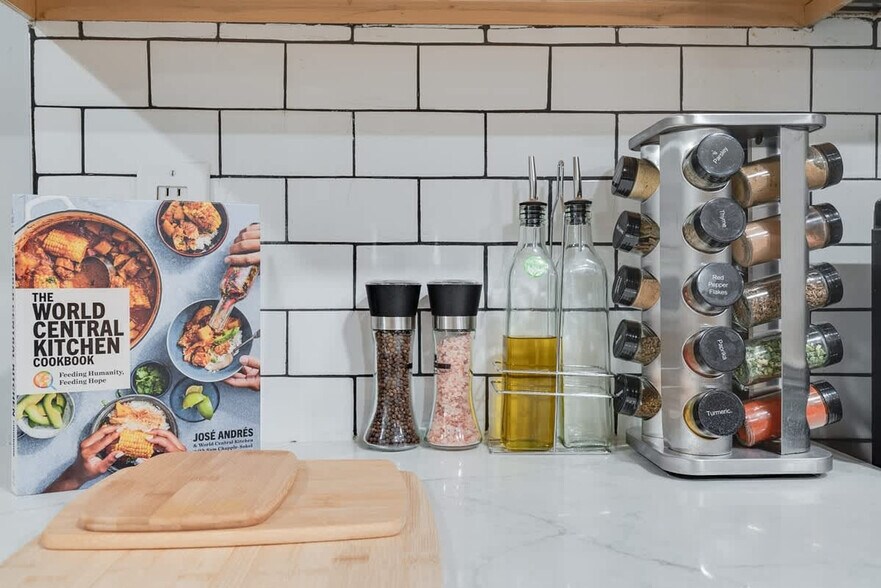 Building Photo - 1255 Raum St NE