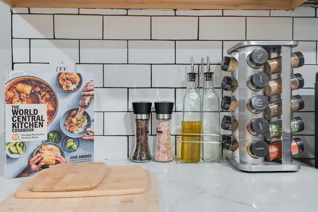 Building Photo - 1255 Raum St NE