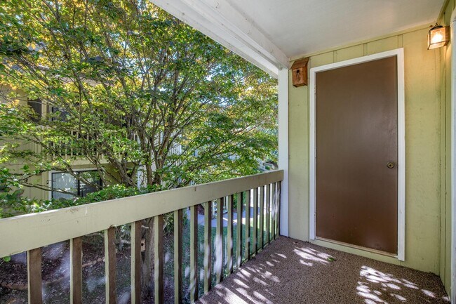 Building Photo - Lovely South Asheville Condo