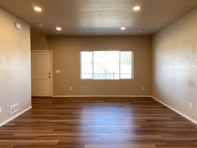 Building Photo - Beautiful Townhome 3-Bedroom / 2.5-Bath Near Walking Trail, Park