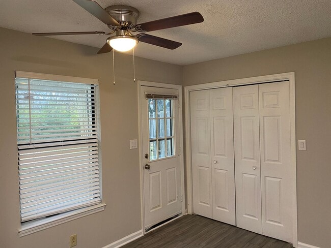 Building Photo - Updated townhouse close to lake