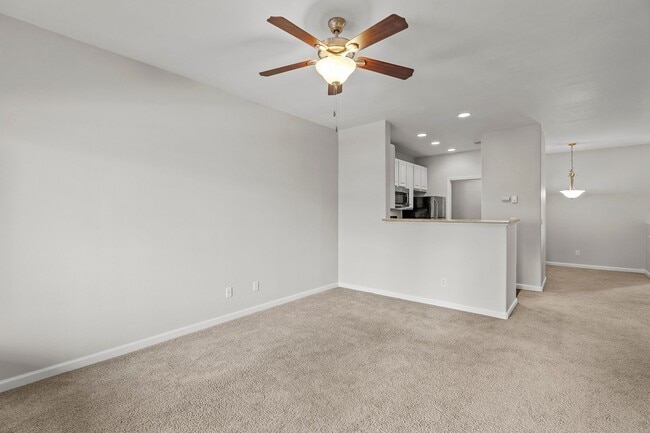 Building Photo - Beautiful 2-bedroom, 2 bath Condo in Gated Community