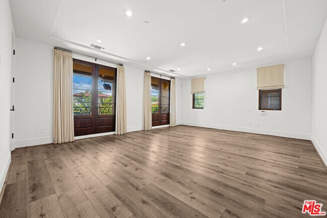 Building Photo - 305 N Palm Dr
