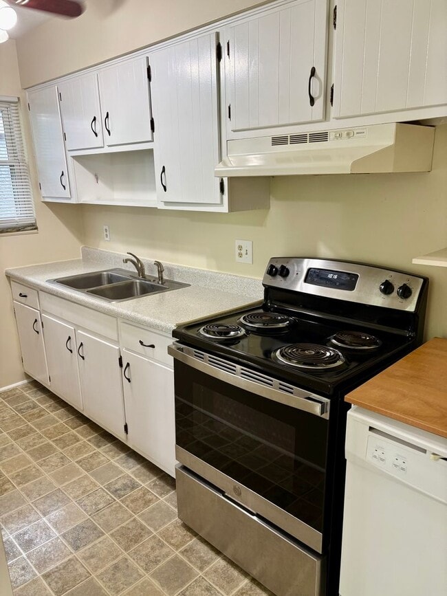 Building Photo - 2 bedroom 1 bath unit for rent in the High...