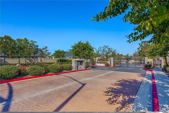 Building Photo - 830 N Kintyre Dr