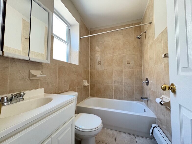 393 13th Ave 7 - 402 13th Ave