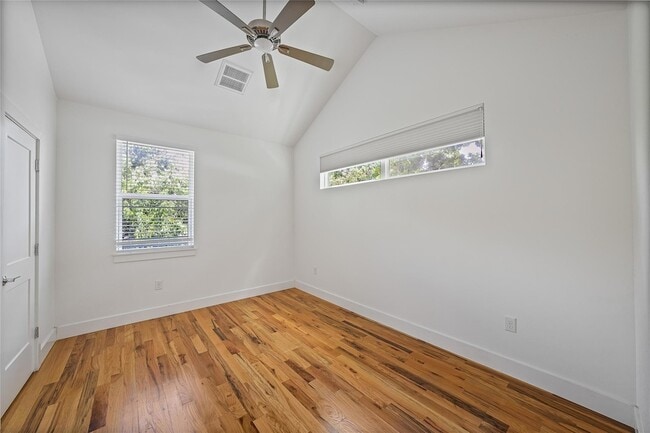 Building Photo - 600 W Odell St