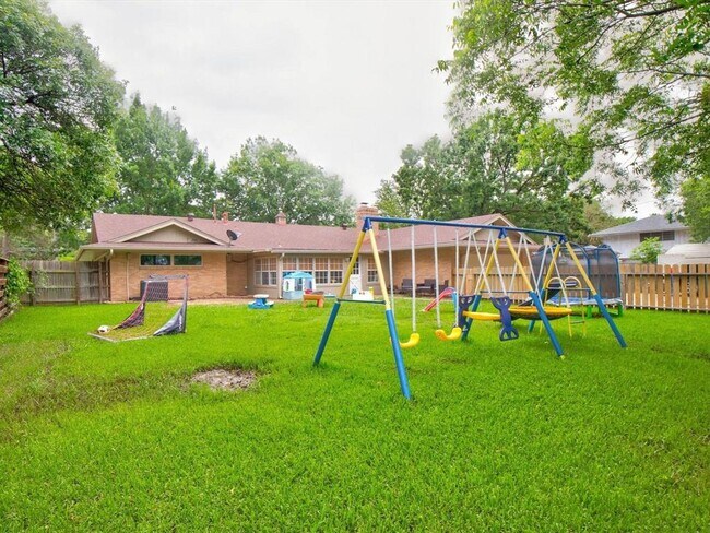 Building Photo - 1405 Yarborough Dr
