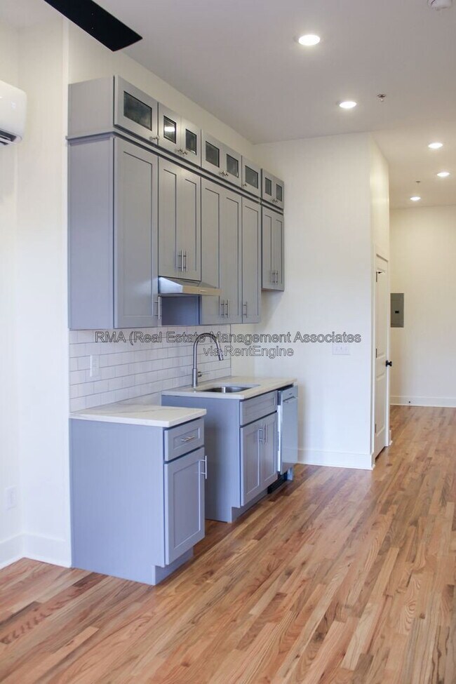 Building Photo - 4 6/8 Zebulon St