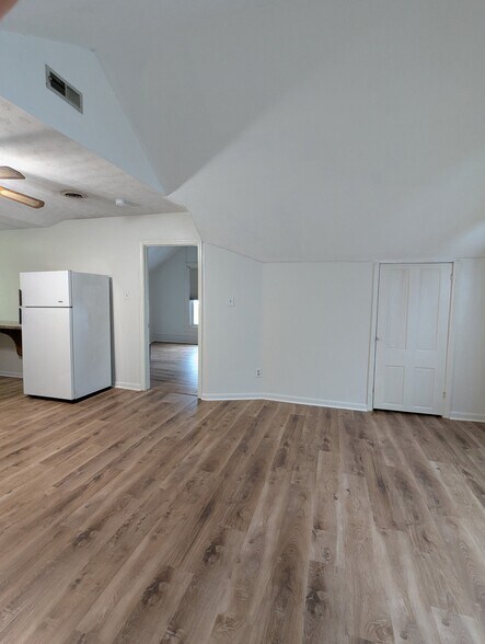 Building Photo - 1742 E Elm St