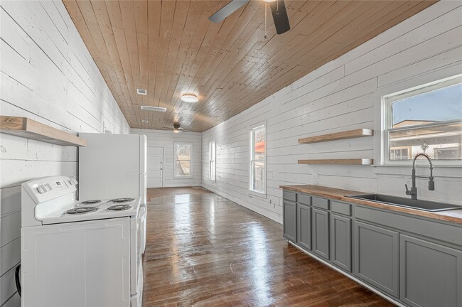 Building Photo - 703 Avenue J