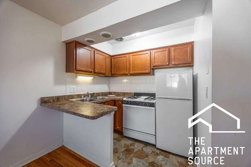 Primary Photo - 545 W Roscoe St
