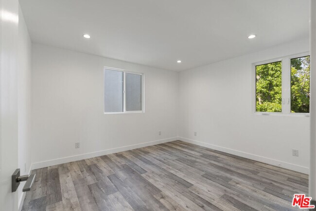 Building Photo - 5645 Willowcrest Ave