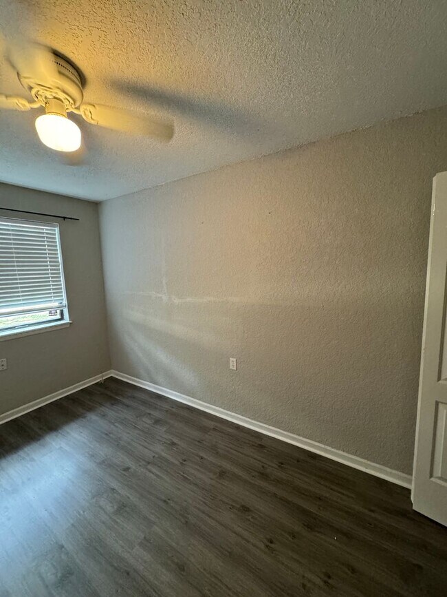 Building Photo - Come See This Beautiful Remodeled 2 Bed 1 Bath Condo in Mystic Woods! Available Now!