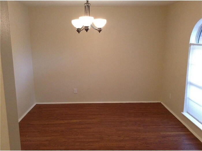 Building Photo - 305 Colonel Dr