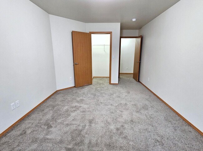 Building Photo - Open, One-Level Living- 4 Bedroom, 2.5 Bath Richland Home with Spacious Backyard