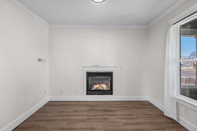 Building Photo - Great Location! Northtown Charmer!