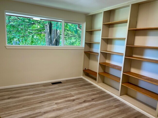 Building Photo - Meadowbrook Home