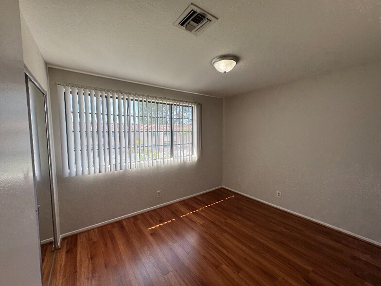 Building Photo - 514 E Valencia Ave