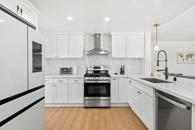 Building Photo - Luxe Spacious Home Near Parks Fully Equipped