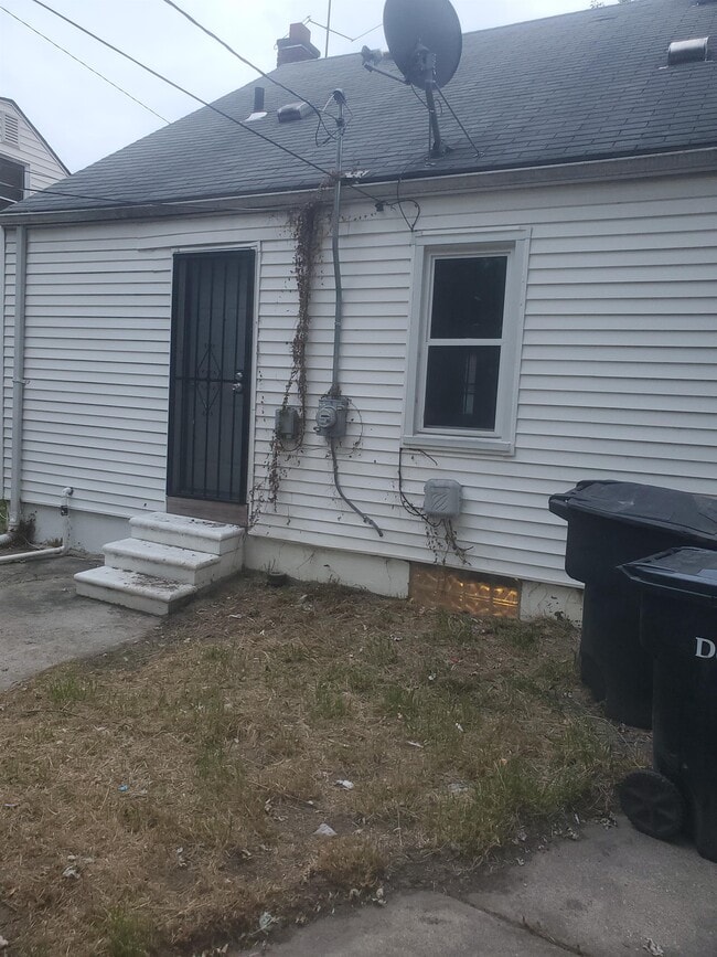 Building Photo - 18530 Plainview Ave