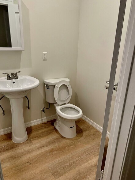 Building Photo - 642 N Genesee Ave